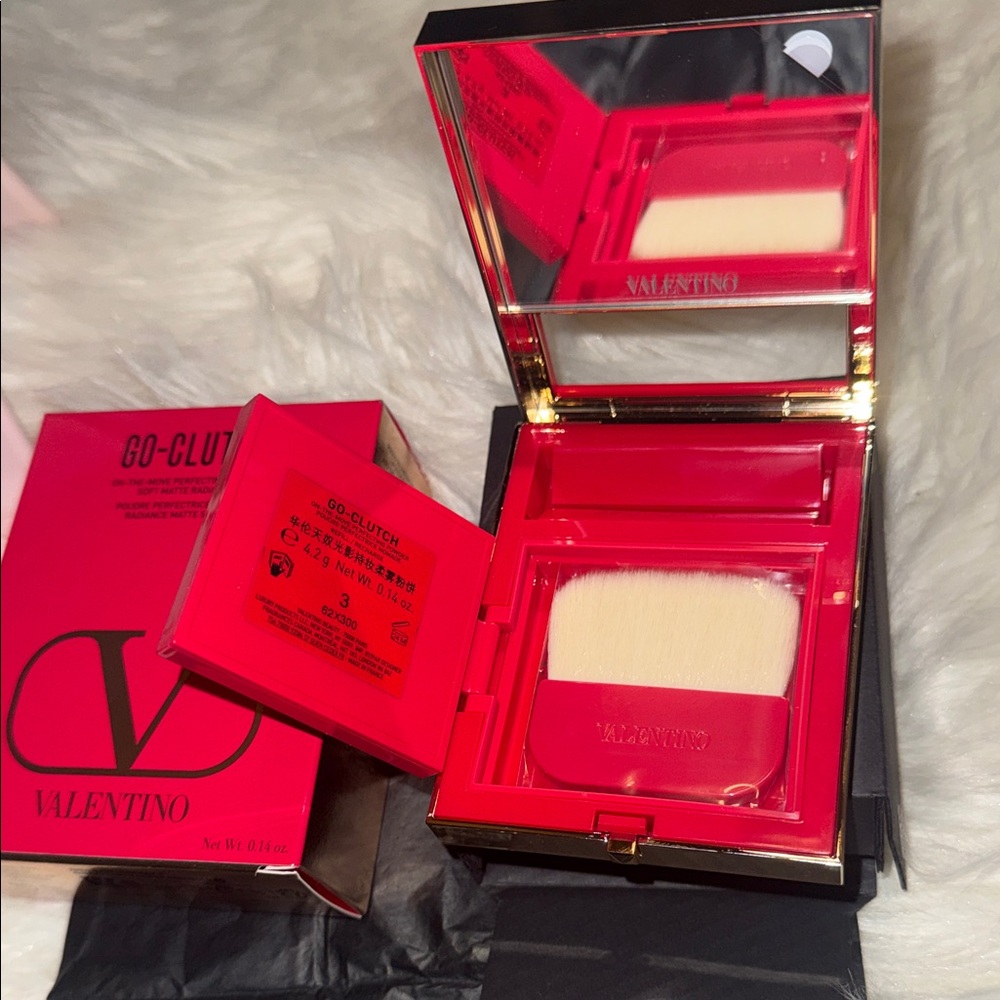 GO-CLUTCH REFILLABLE COMPACT POWDER MSRP$205 - Picture 3 of 8